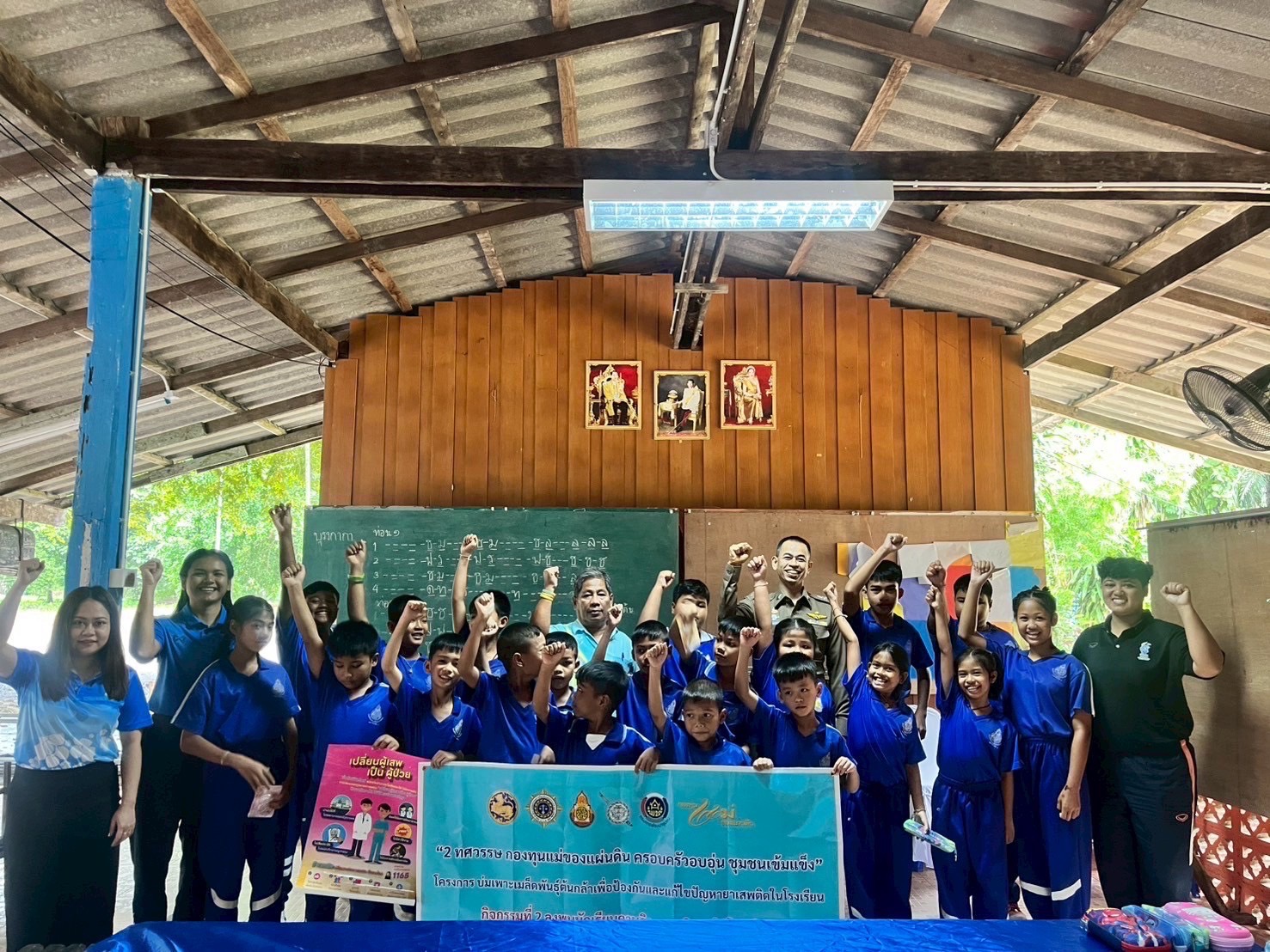 พช.วิภาวดี ขับเคลื่อนกิจกรรมกองทุนแม่ของแผ่นดิน ภายใต้กรอบแนวคิด “2 ทศวรรษ กองทุนแม่ของแผ่นดิน ครอบครัวอบอุ่น ชุมชนเข้มแข็ง” ตามโครงการ “บ่มเพาะเมล็ดพันธุ์ต้นกล้าเพื่อป้องกันและแก้ไขปัญหายาเสพติดในโรงเรียน” โดยเครือข่ายกองทุนแม่ของแผ่นดินอำเภอวิภาวดี ณ โรงเรียนบ้านเชี่ยวมะปราง และโรงเรียนบ้านเชี่ยวเฟือง